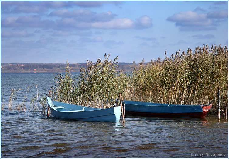 Осень : Осень, лодки на приколе до весны. Все может подождать. Все ждет. (Фотограф Дмитрий Новоженов)